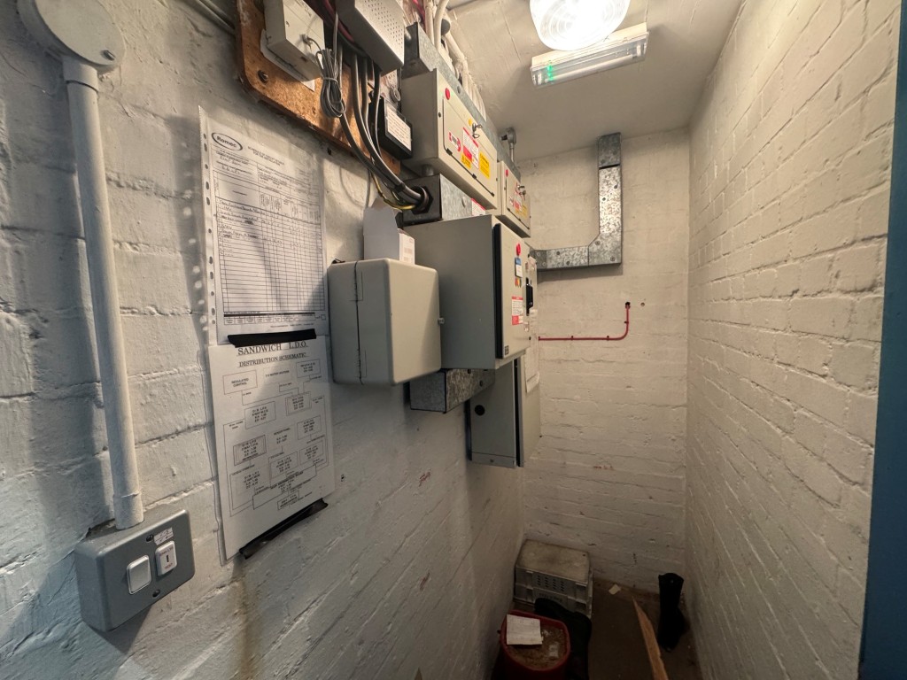 Lot: 42 - FREEHOLD PREMISES IN CENTRAL LOCATION WITH PARKING - Basement - electrical room